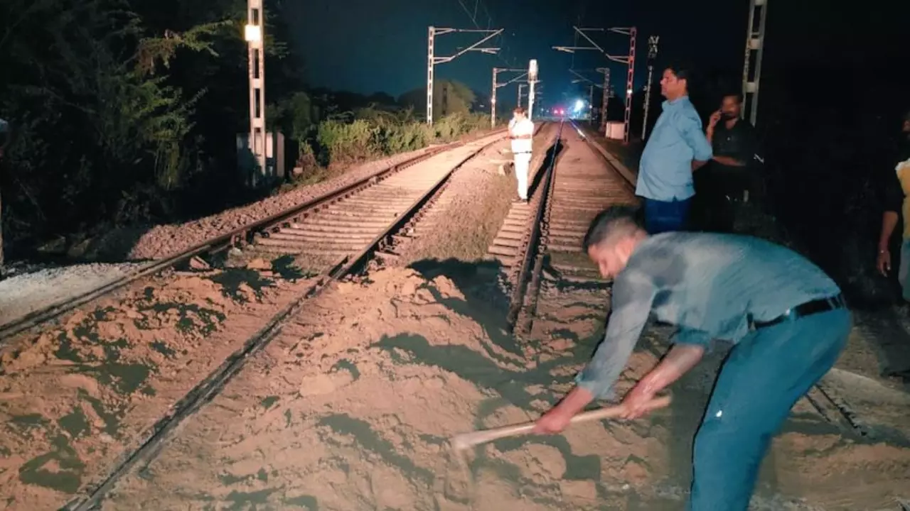 रायबरेली में टला बड़ा रेल हादसा, ट्रैक पर मिट्टी का रखा ढेर, बदमाशों की डिरेल करने की कोशिश