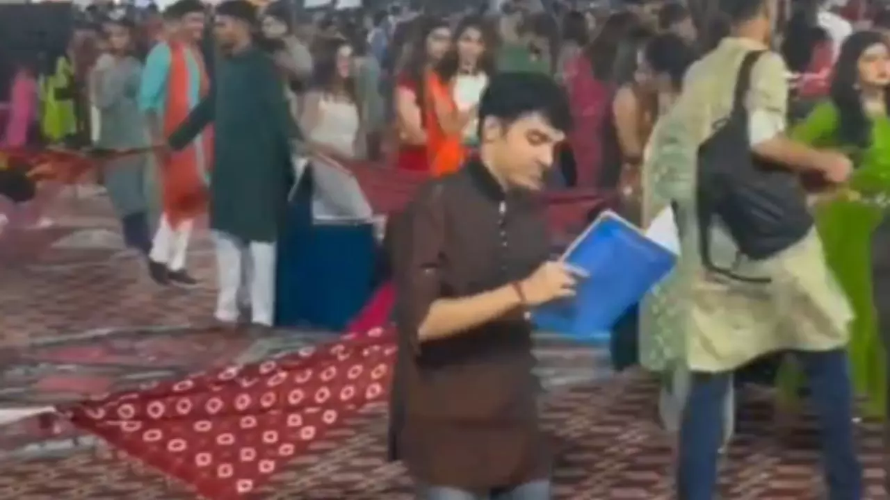 किताब के साथ गरबा करते लड़के का वीडियो हुआ वायरल, लोगों ने कहा- सीए की कर रहा तैयारी