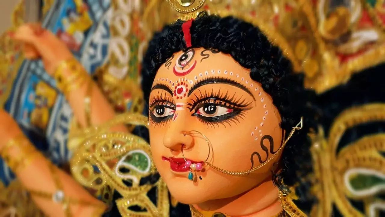 Shardiya Navratri 2024: अष्टमी तिथि पर जरूर आजमाएं ये खास टोटके, मां दुर्गा की कृपा से दूर होंगी आर्थिक समस्याएं!