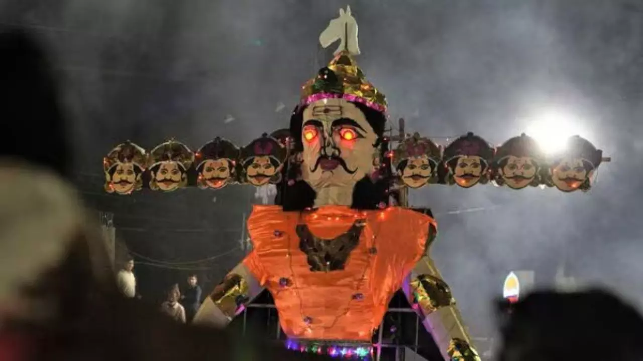 Dussehra 2024: दशहरा के दिन देख लिया ये कीड़ा तो समझें, जल्द बरसेगी मां लक्ष्मी की कृपा! जानें शुभ संकेत