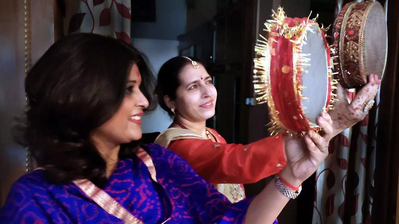 Karwa Chauth 2024: करवा चौथ पर सास से बहु को दें ये गिफ्ट, जानें क्या है शुभ और क्या है अशुभ!
