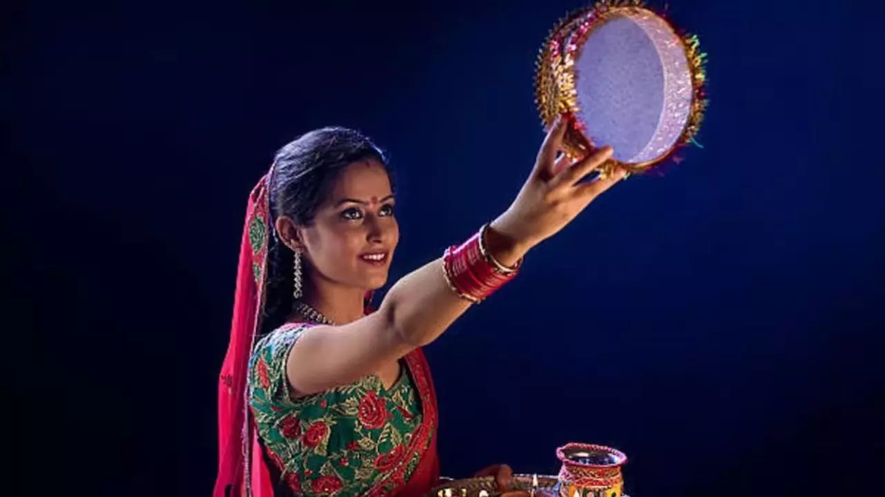 Karwa Chauth 2024: पहली बार करने वाली हैं करवा चौथ का व्रत? इन बातों का रखें खास ध्यान, पति की लंबी होगी उम्र!