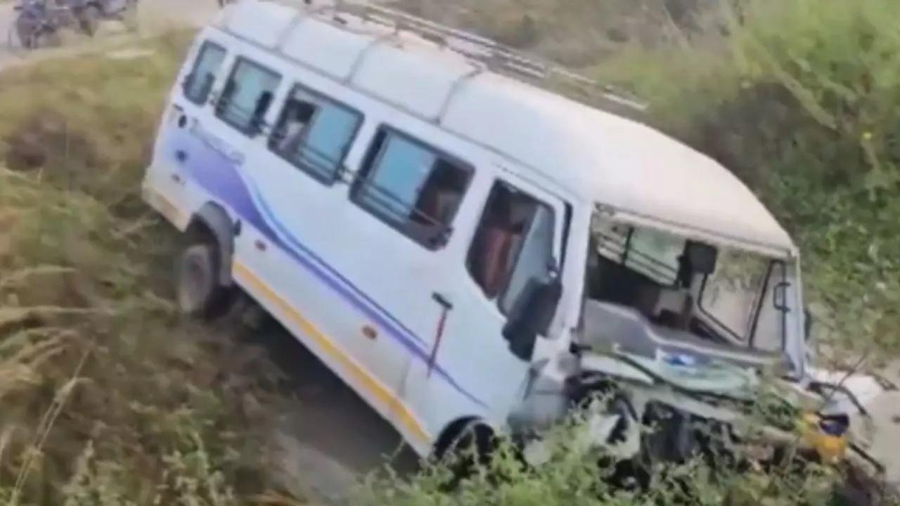 बिहार के जहानाबाद में बस हादसा, 8 पर्यटक घायल, 3 की हालत गंभीर
