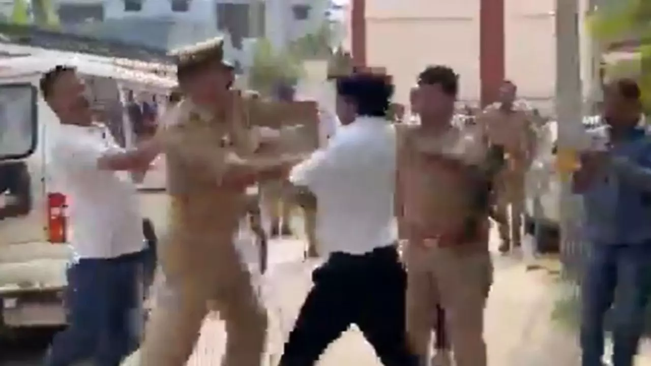 UP: पुलिस के सामने ही पीटे गए भाजपा विधायक, फिर जो हुआ... देखें VIDEO