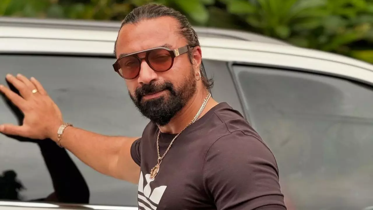 जेल जाने के बाद भी बाज़ नहीं आ रहे एजाज खान, कस्टम ने पकड़ी 35 लाख रुपये की एमडी जेल जाने के बाद भी बाज़ नहीं आ रहे एजाज खान, कस्टम ने पकड़ी 35 लाख रुपये की एमडी