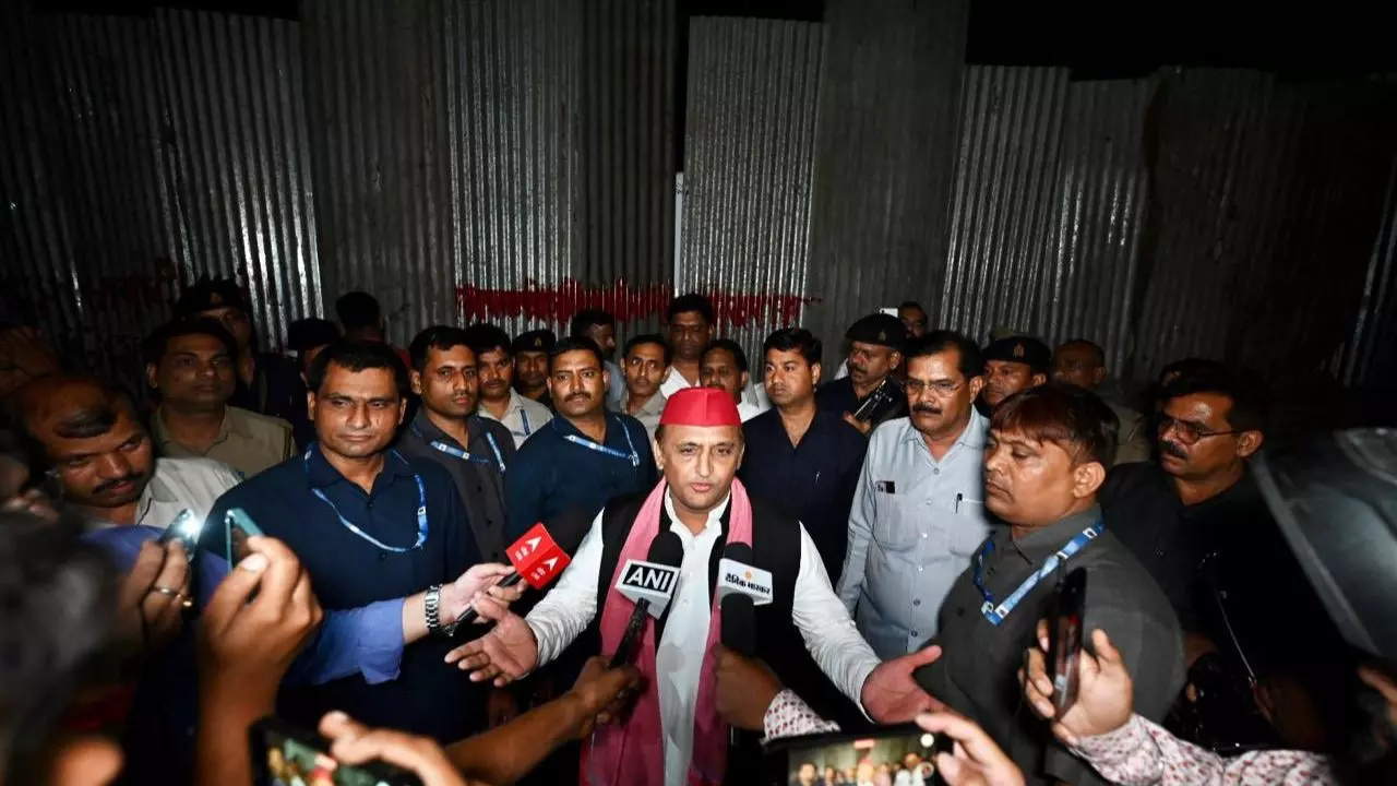 JPNIC सेंटर में एंट्री न मिलने पर भड़के अखिलेश यादव- बोले- यह BJP की बंद सोच का प्रतीक है