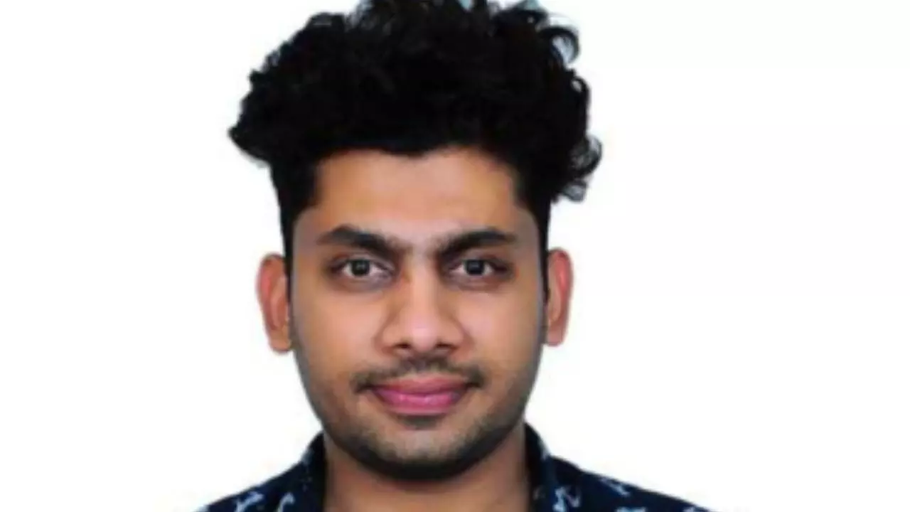 ढंग के कपड़े पहनो नहीं तो फेंक दूंगा एसिड, शख्‍स ने महिला सहकर्मी को दी धमकी, नौकरी से धोना पड़ा हाथ