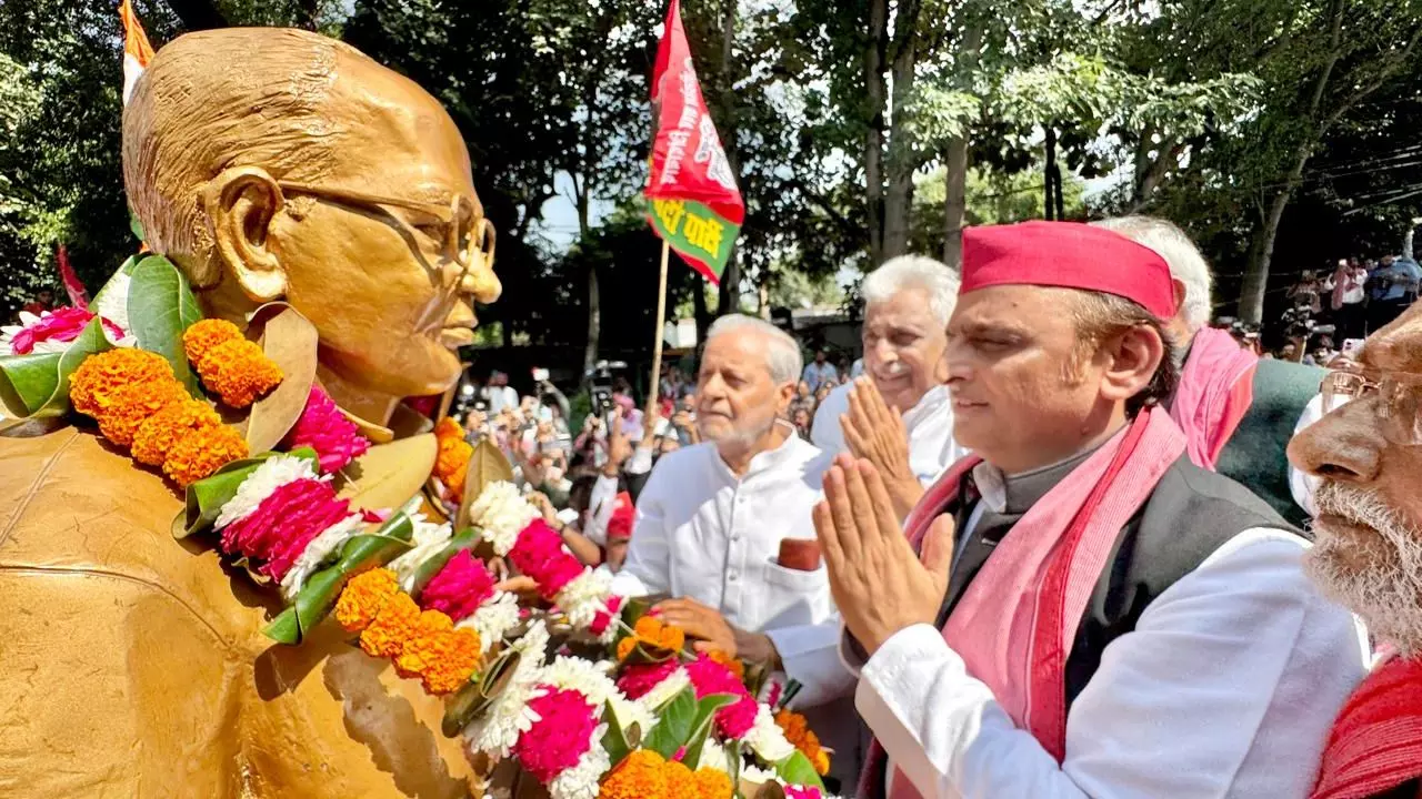 अखिलेश के घर आई JP की प्रतिमा, बोले- त्योहार नहीं होता तो बैरिकेडिंग ही तोड़ देते
