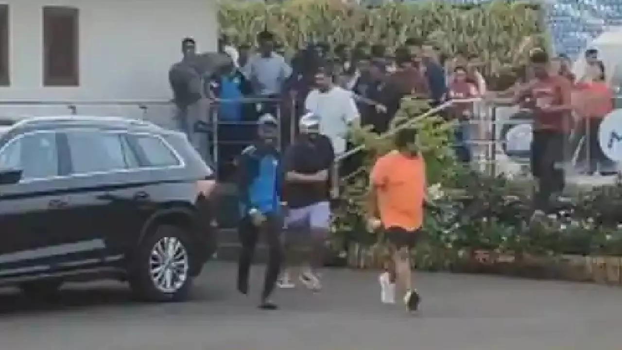 रोहित शर्मा फैन को देखकर क्यों भागने लगे? वीडियो हो गया वायरल