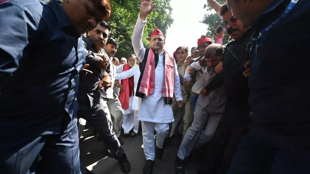 वार पर पलटवार! अखिलेश बोले- जन-जन कहे आज का, नहीं चाहिए भाजपा, BJP ने कहा- लाल टोपी काले कारनामे