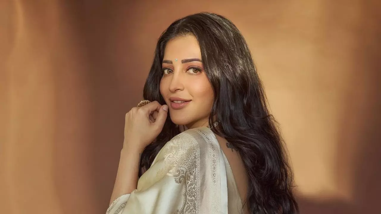 चार घंटे की देरी होने पर इंडियन एयरलाइन इंडिगो पर भड़की Shruti Haasan, कहा- इनफार्मेशन देने का तरीका ढूंढना चाहिए