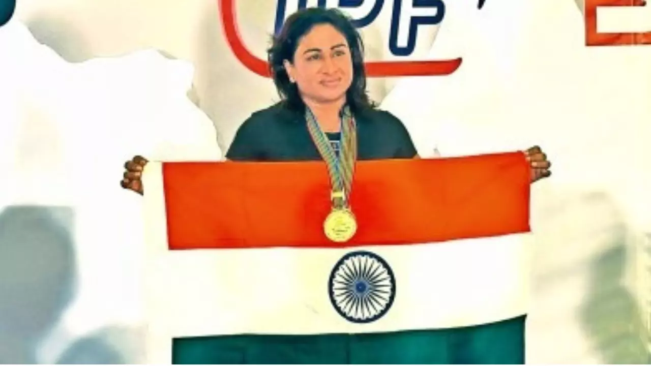 पिता की मौत ने तोड़ी हिम्मत, फिर मां बनीं जीत की वजह, पावरलिफ्टिंग में गोल्ड जीतने वाली पहली IPS अधिकारी की कहानी