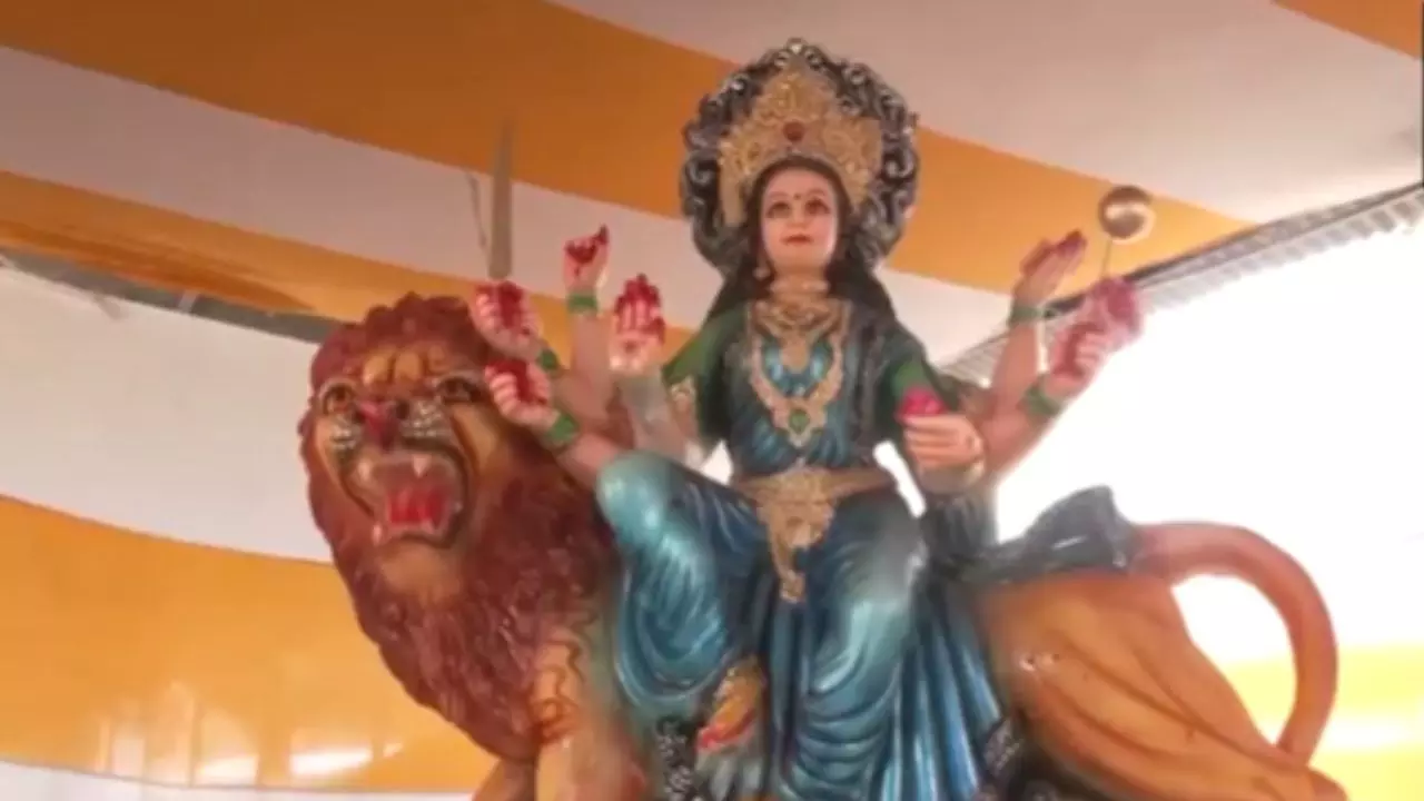 खाना नहीं मिला तो गुस्से में तोड़ डाली मां दुर्गा की प्रतिमा, हैदराबाद पुलिस ने संदिग्ध को गिरफ्तार कर निकलवाया सच
