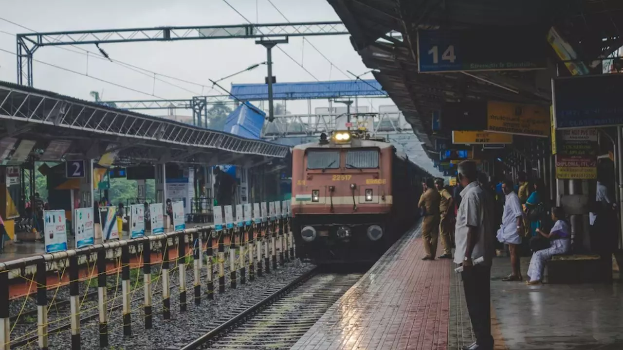 समय रहते नहीं पार कर पाया ट्रेन की पटरी, इंजन से हुई ट्रैक्टर ट्रॉली की भिड़ंत; उड़े परखच्चे