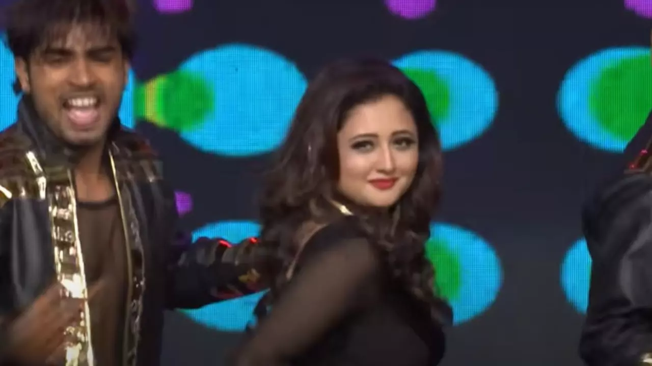 IBFA के स्टेज पर डांस कर रश्मि देसाई ने लूट ली महफिल, भोजपुरी स्टार्स ने जमकर बजाई तालियां