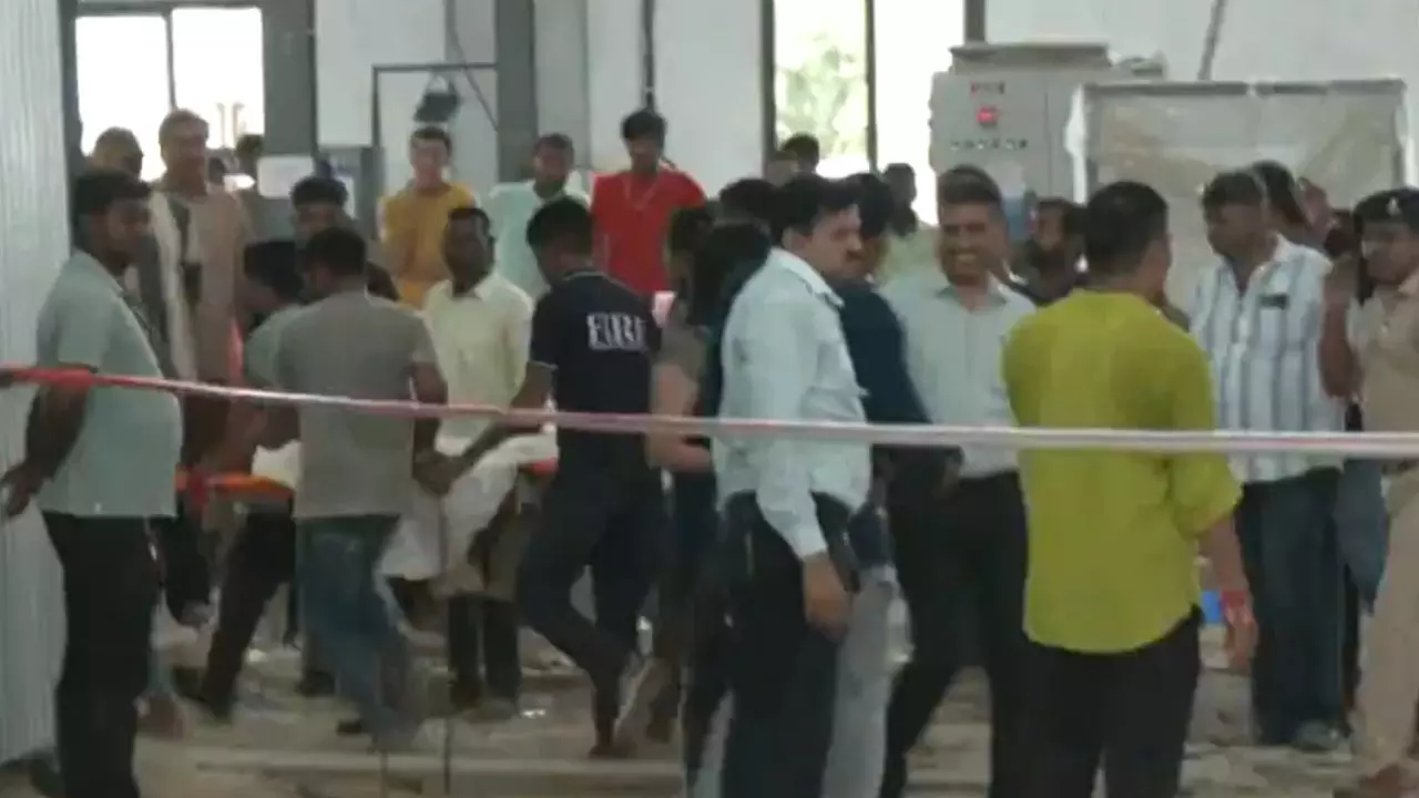 मेहसाणा में गड्ढा खोद रहे मजदूरों पर गिरी दीवार, अब तक 7 लोगों की मौत; बचाव अभियान जारी