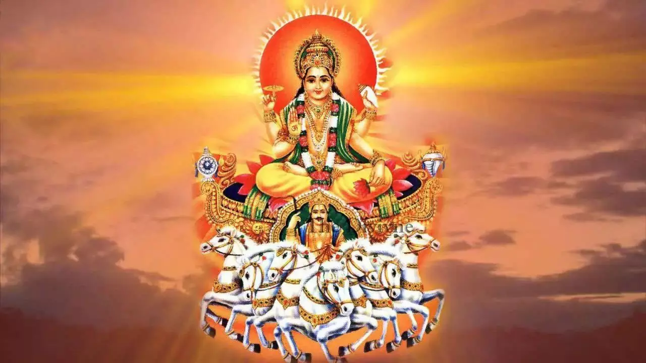 सूर्य देव की कृपा से बदलें अपनी किस्मत, बस रविवार के दिन करें इस मंत्र का जाप!