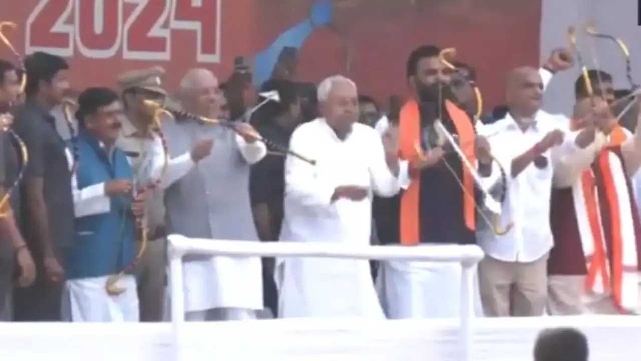 CM नीतीश ने की रावण पर बाण चलाने की कोशिश, हुई यह गलती; वीडियो वायरल होते ही खूब होने लगी चर्चा