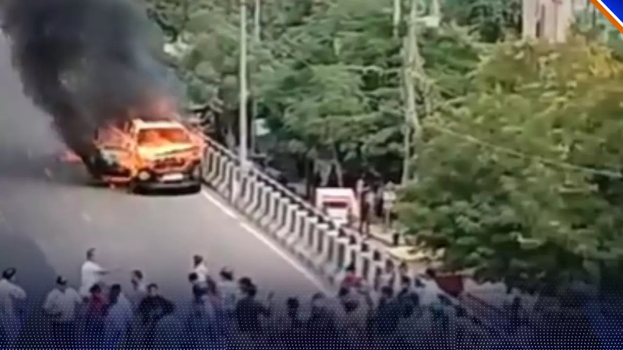 जयपुर की सड़कों पर दौड़ती दिखी बर्निंग कार, रोकने के किए कई प्रयास; जान बचाकर भागे लोग जयपुर की सड़कों पर दौड़ती दिखी बर्निंग कार, रोकने के किए कई प्रयास; जान बचाकर भागे लोग