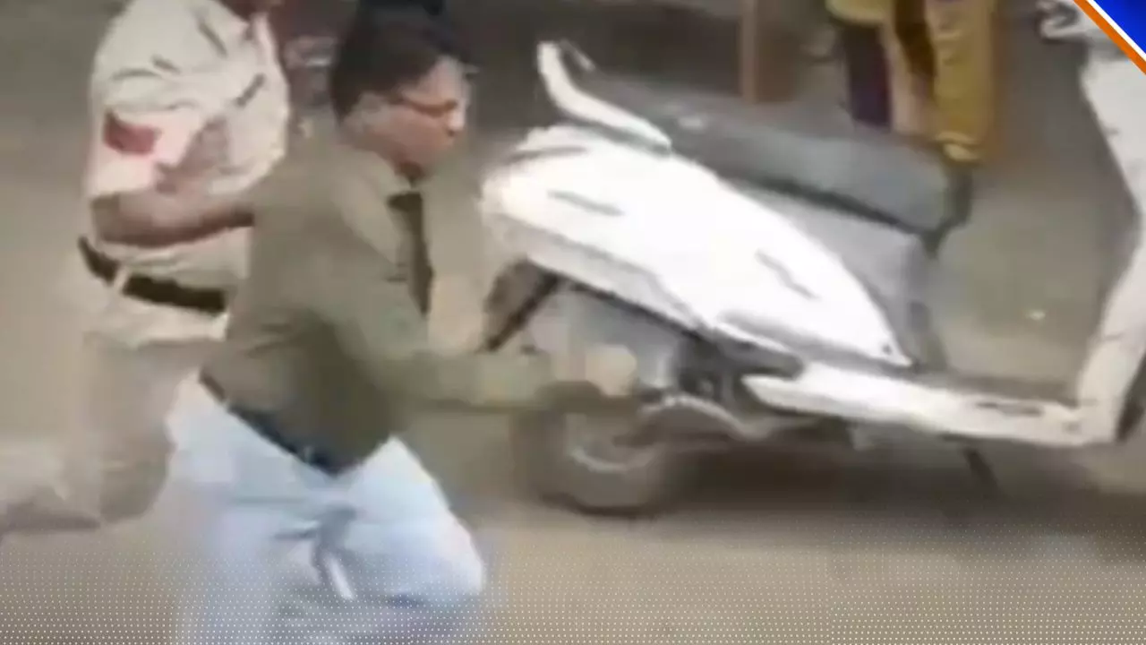हेड कांस्टेबल की पत्नी और बच्ची की हत्या के बाद जल उठा सूरजपुर, आक्रोशित लोगों ने SDM को पीटा