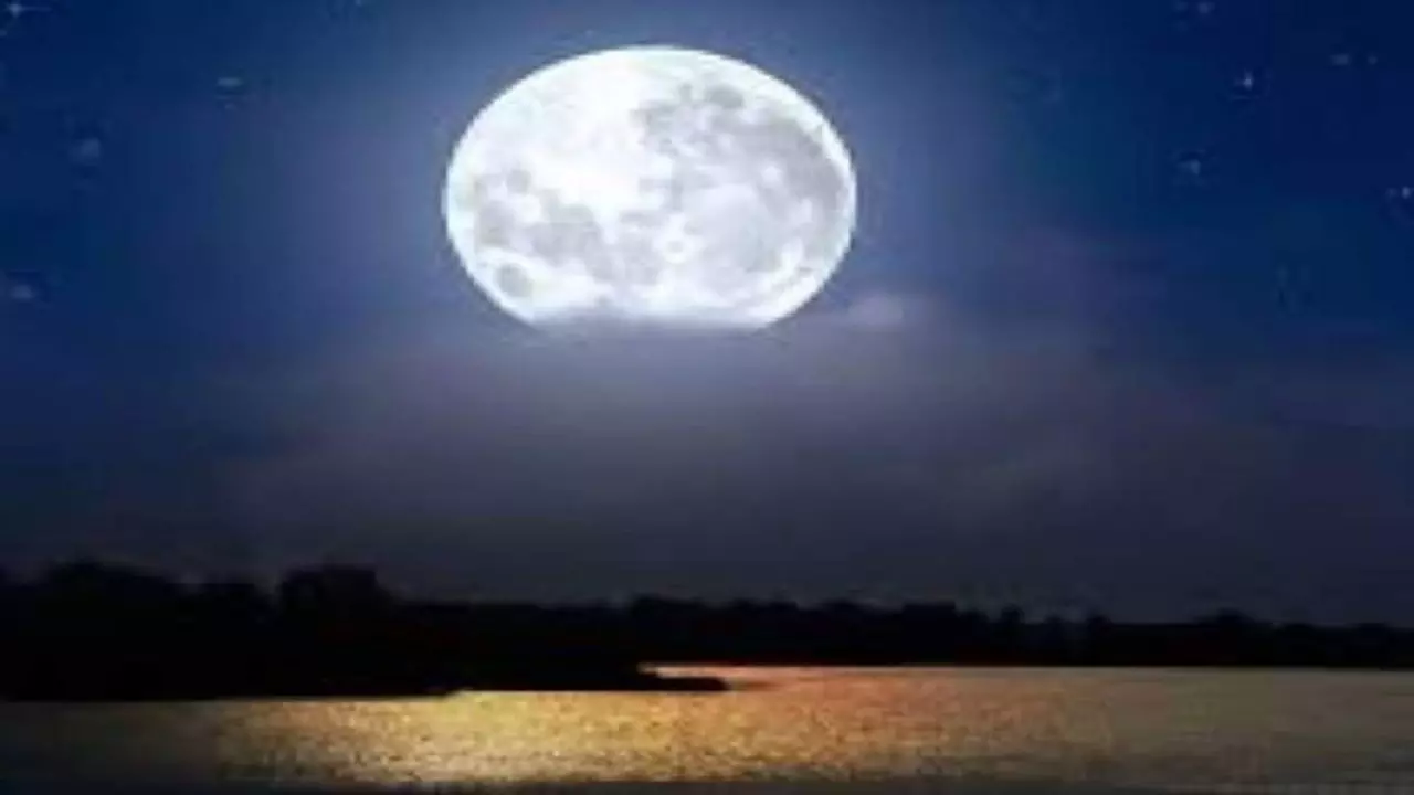 Sharad Purnima 2024: आखिर क्यों शरद पूर्णिमा के दिन चांद के नीचे रखी जाती है खीर? जानें इससे जुड़ी रोचक बातें