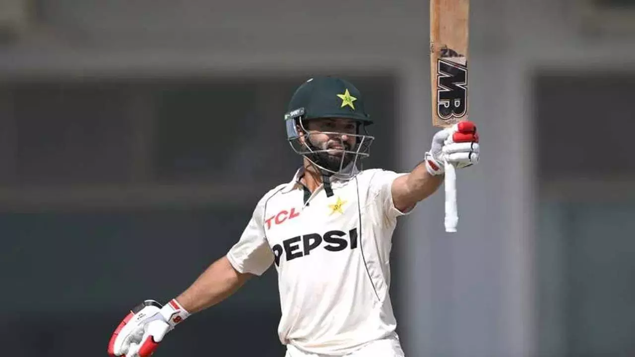 बाबर की जगह शामिल होने वाले खिलाड़ी ने डेब्यू में जड़ दिया शतक, विरोधियों को दिया जवाब