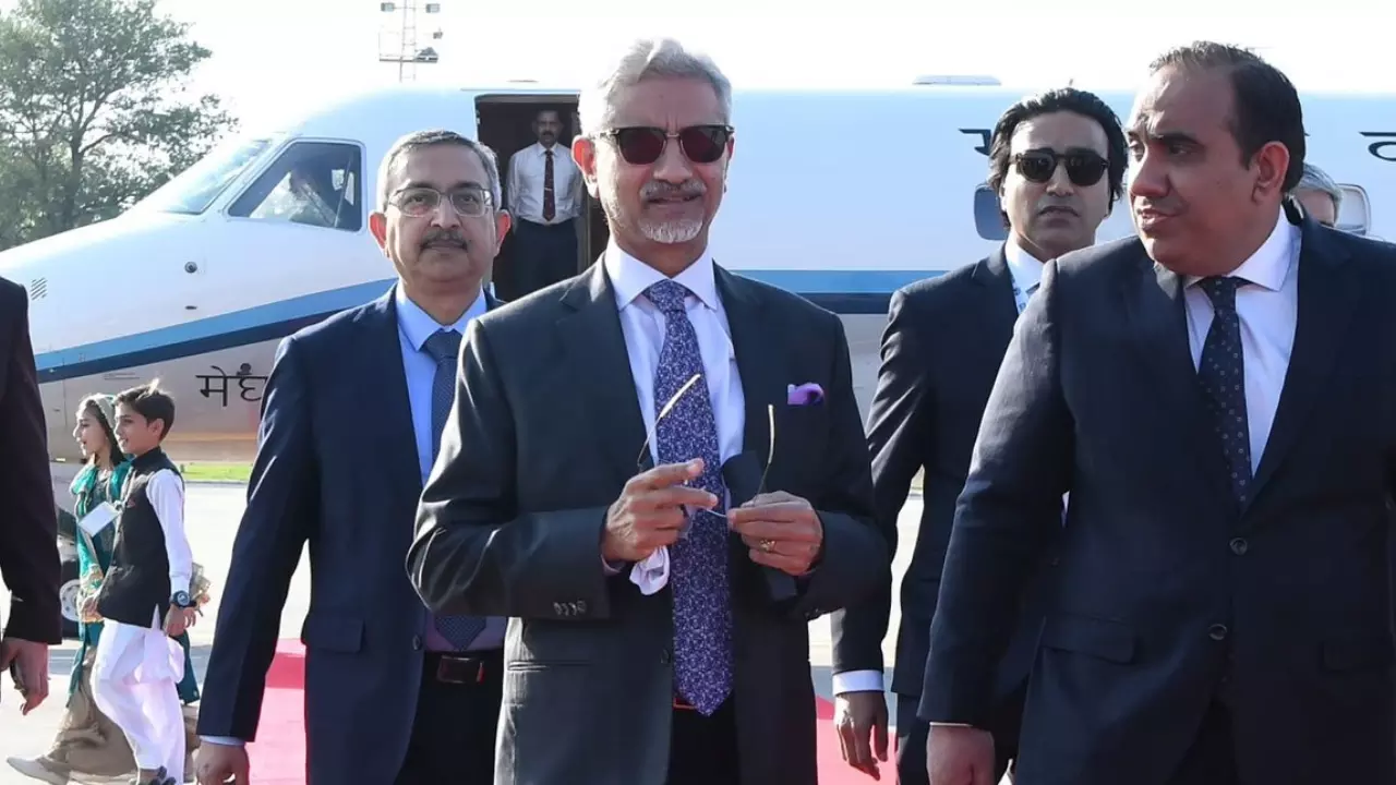 खुली हुई बाहों से, अमन की राहों से..., इस्लामाबाद पहुंचे एस जयशंकर का पाकिस्तान ने किया जोरदार स्वागत; देखें VIDEO