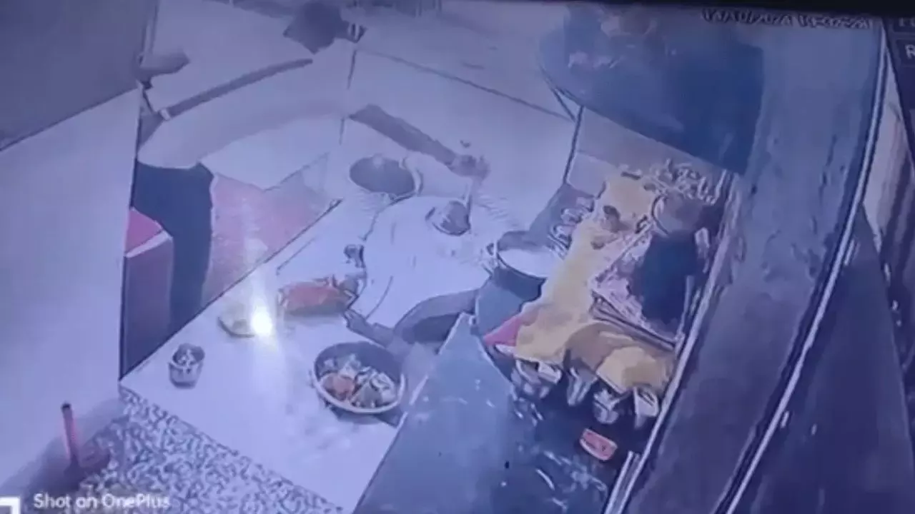 चोरी हुआ भोले बाबा का कीमती हार! सोशल मीडिया पर मचा हड़कंप, देखें वीडियो