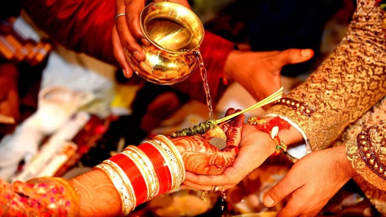मेरी शादी करवाओ... वोट के बदले पेट्रोल कर्मचारी की डिमांड सुनकर दंग रह गए विधायक जी