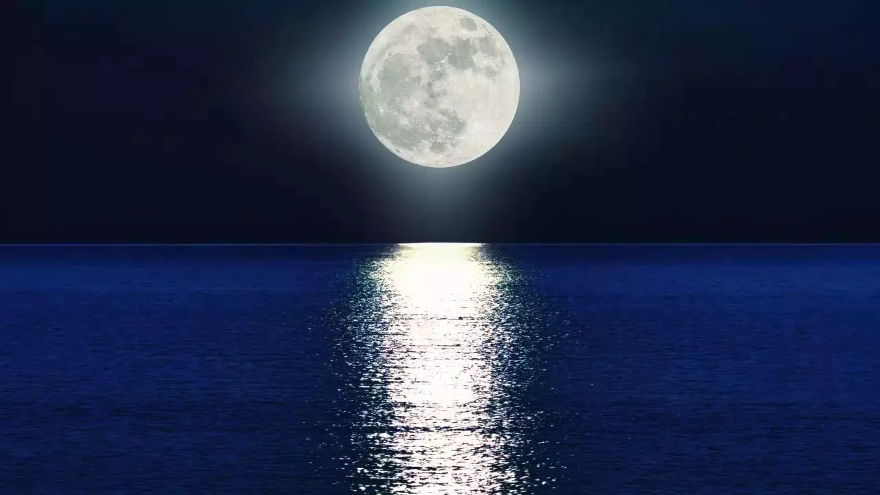 Sharad Purnima 2024: शरद पूर्णिमा के दिन देवी लक्ष्मी से क्या है संबंध, जानें कैसे करें प्रसन्न!