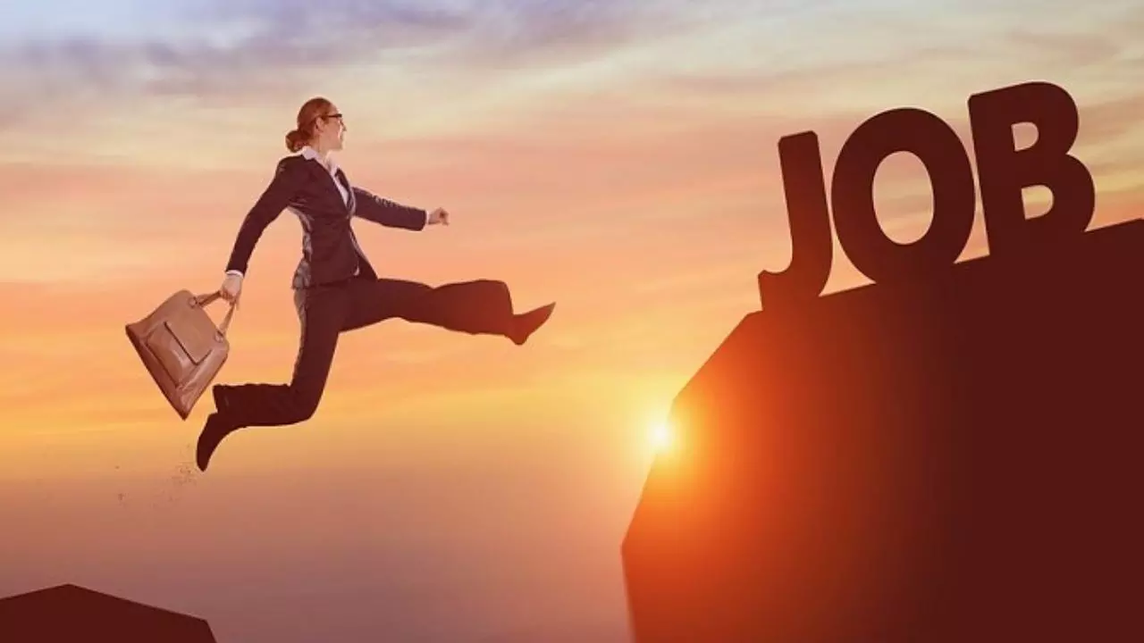 Career Vastu Tips: करियर और कारोबार में तरक्की के लिए करें ये 5 वास्तु उपाय, दूर होंगी सारी बाधाएं