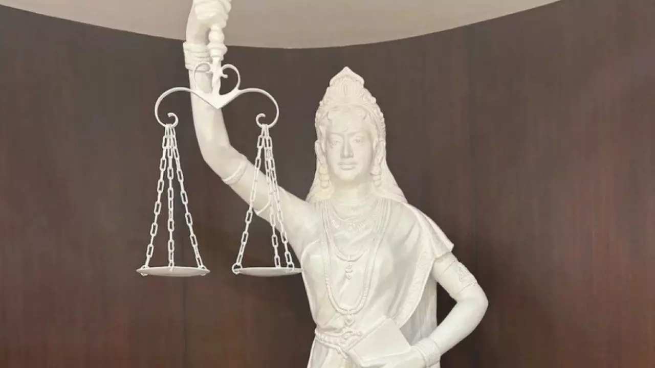 अब साफ-साफ देख सकता है कानून! न्याय की मूर्ति की आंखों से हटी पट्टी, हाथों में संविधान