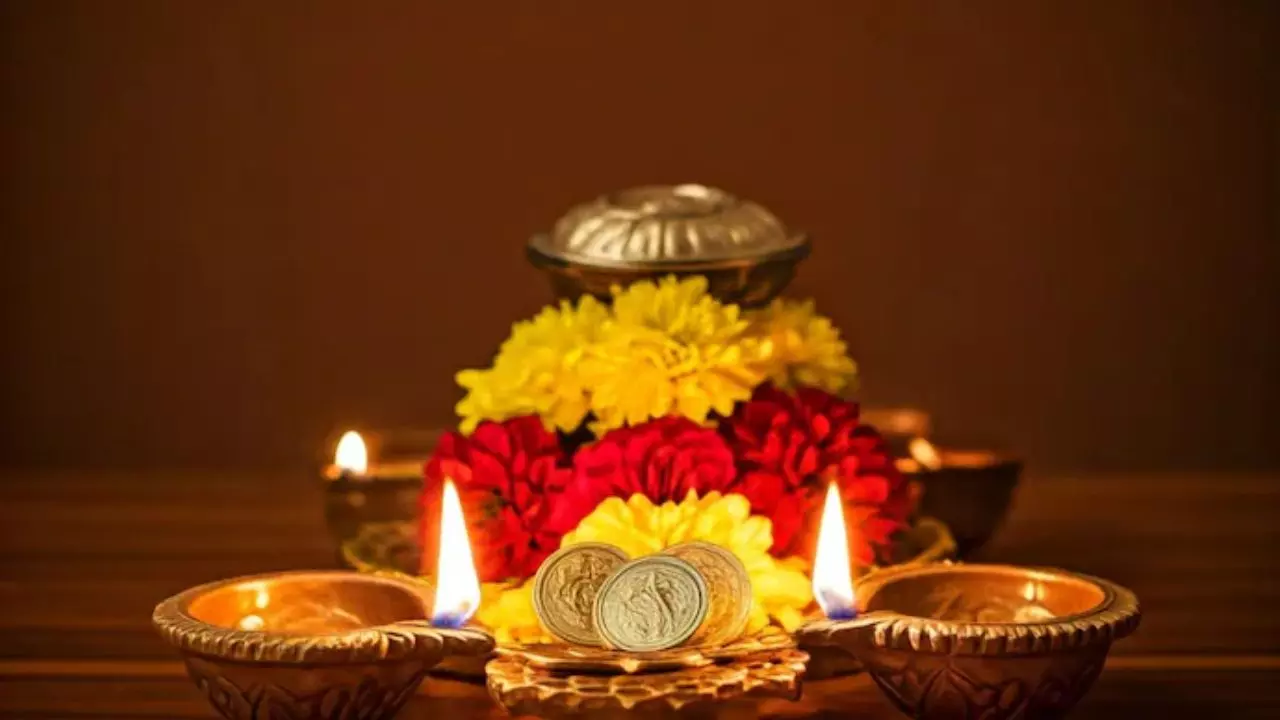 Dhanteras 2024: जानें कब है धनतेरस और पूजा का शुभ मुहूर्त, इस दिन खरीदें ये चीजें बढ़ेगी बरकत