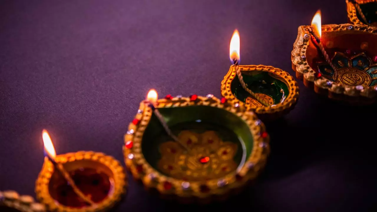 छोटी दिवाली पर करें ये खास उपाय, मां लक्ष्मी की बनी रहेगी कृपा!