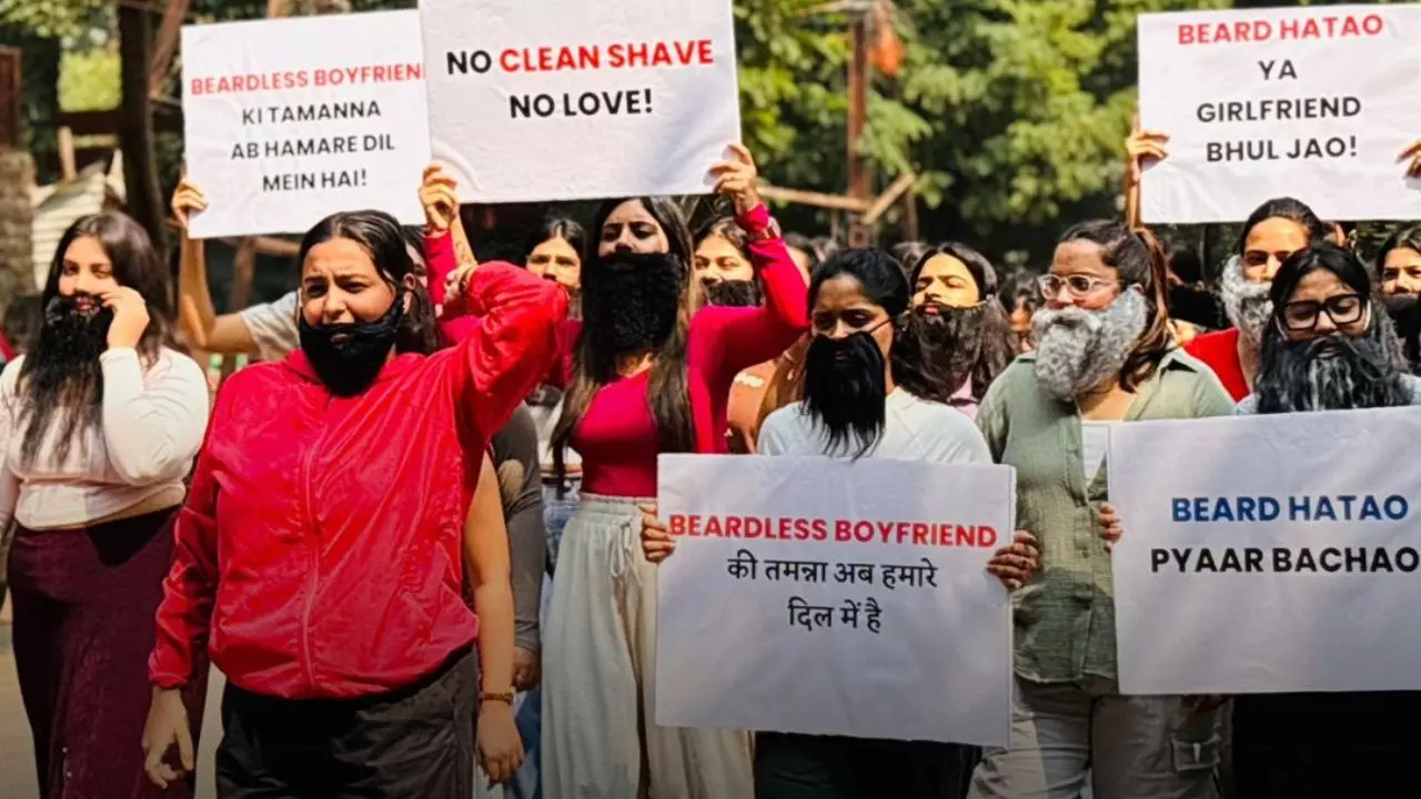 अब लड़कियों को नहीं चाहिए दाढ़ी वाला ब्वॉयफ्रेंड, इंदौर में सड़कों पर उतरीं महिलाएं