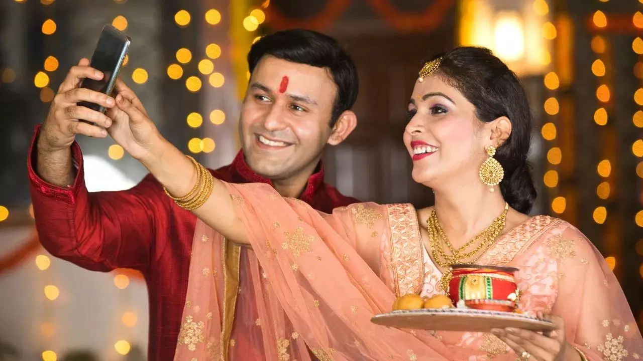 Karwa Chauth 2024: करवाचौथ पर जरूरी है ये 6 श्रृंगार, बनाएंगे पति-पत्नी का रिश्ता मजबूत और अटूट