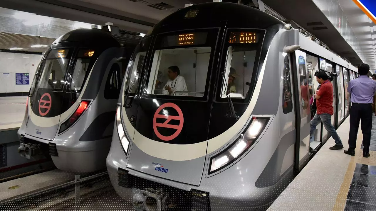 त्योहारों के सीजन में मेट्रों से कीजिए सफर, DMRC ने की अपील; अतिरिक्त ट्रेनें चलाने का है प्लान
