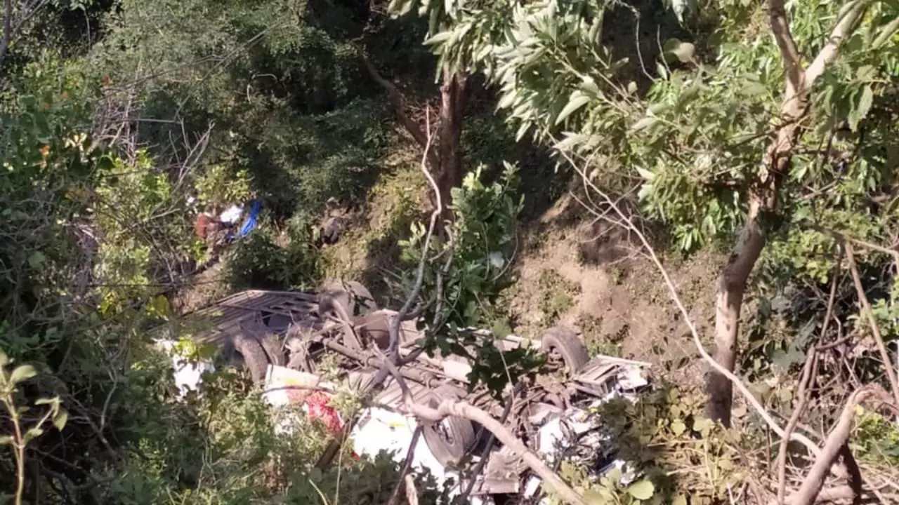 स्कूल ट्रिप पर मोरनी हिल्स जा रही बस खाई में गिरी, 15 बच्चे घायल; ड्राइवर के दोनों पैर टूटे
