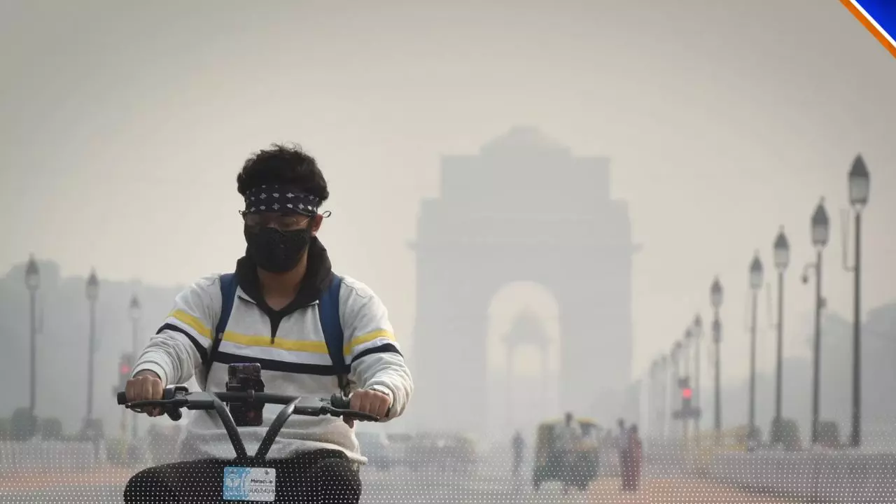 स्मॉग की वजह से जहरीली होती जा रही दिल्ली, अभी AQI 300 पार कर रहा तो ठंड में क्या होगा?