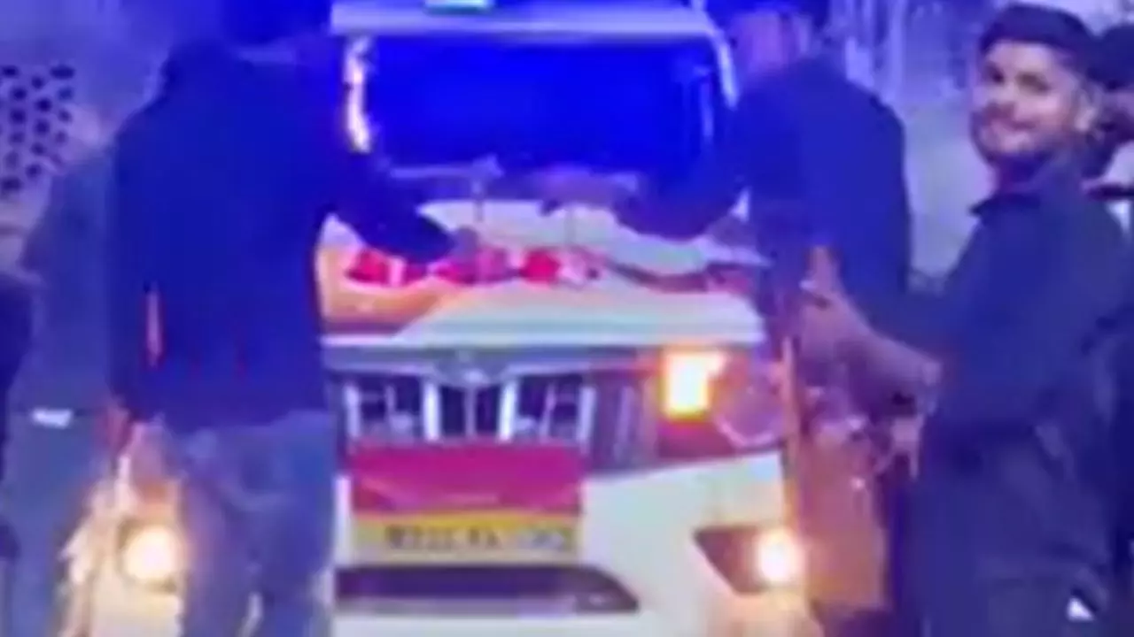 सरकारी गाड़ी बनी भौकाल! तहसीलदार की गाड़ी पर लोगों ने काटा केक और की फायरिंग, वीडियो वायरल