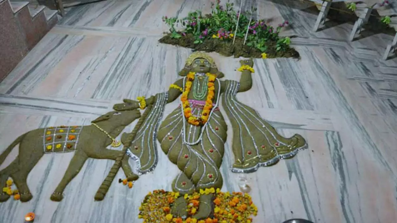 Govardhan Pooja 2024: इन 7 उपायों से होगी पैसों की बारिश, किस्मत हो जाएगी मालामाल!