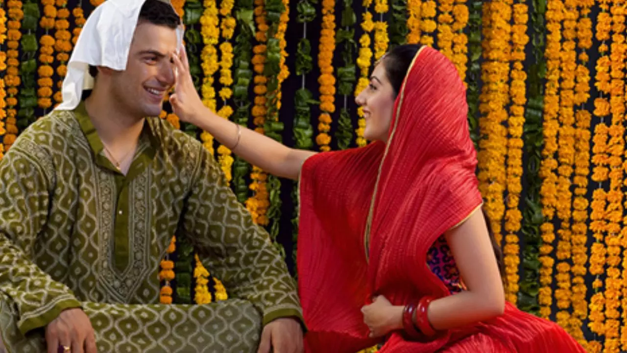 Bhai Dooj 2024: इन खास परंपराओं से जुड़ा है भाई-बहन का अनमोल रिश्ता, जानें इसका महत्व और कथा