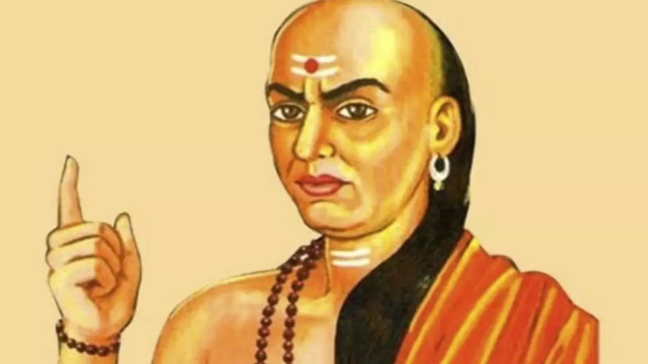 Chanakya Niti: ये 5 आदतें आपको जिंदगी भर बना सकती हैं गरीब, जानें कैसे बचें आर्थिक संकट से!