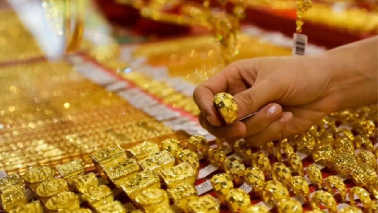 Dhanteras 2024: धनतेरस पर सोना-चांदी खरीदना क्यों है शुभ? जानिए इसके पीछे छिपी पौराणिक कथा