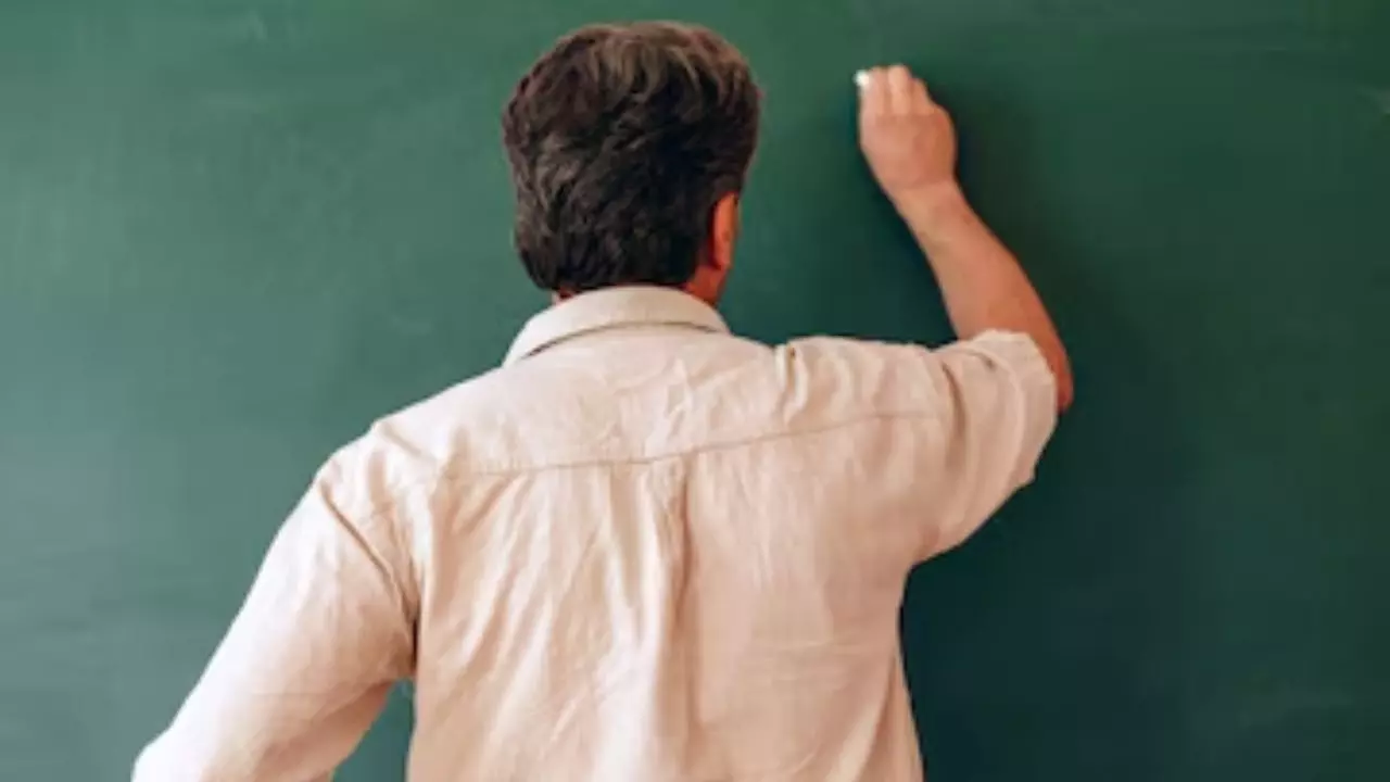 स्कूल टाइम में मोबाइल पर फिल्‍म देख रहे थे शिक्षक, तभी पहुंच गए शिक्षा अधि‍कारी, फिर...