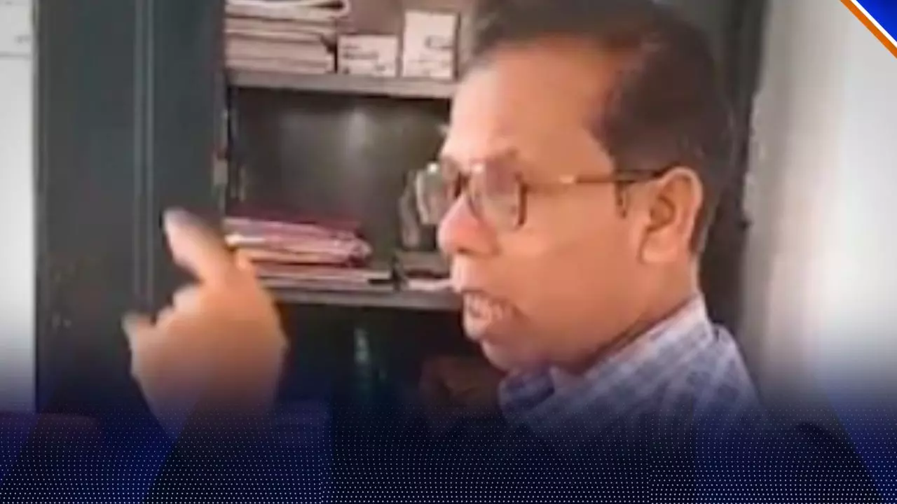 MP: ओके, खेल खत्म..., शराब के नशे में शिक्षक दे रहा ज्ञान तो ग्रामीणों ने लगाई फटकार, वीडियो वायरल