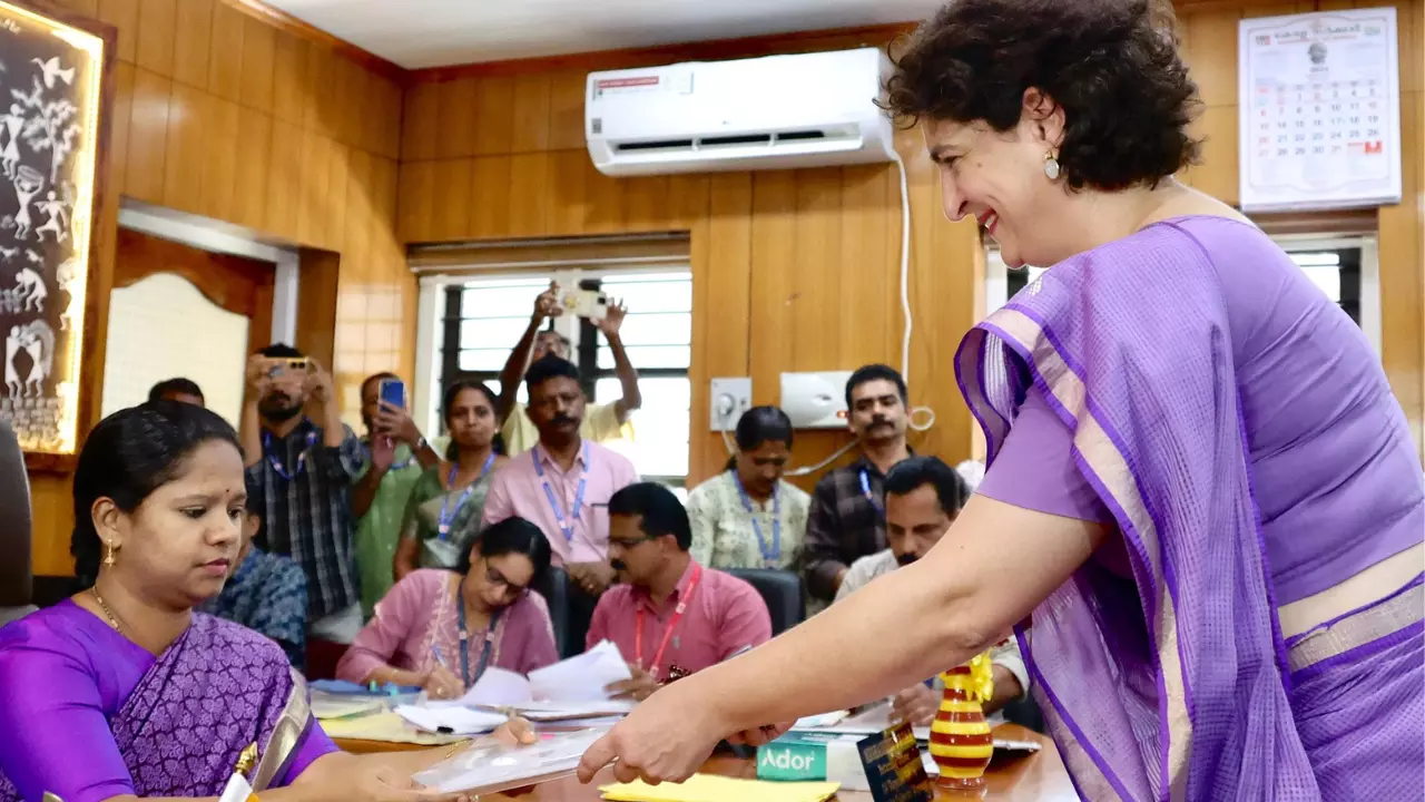 नामांकन पत्र में प्रियंका गांधी ने अपनी संपत्ति को लेकर खोले राज, 12 करोड़ रुपये की हैं मालकिन, पढ़ें पूरी जानकारी