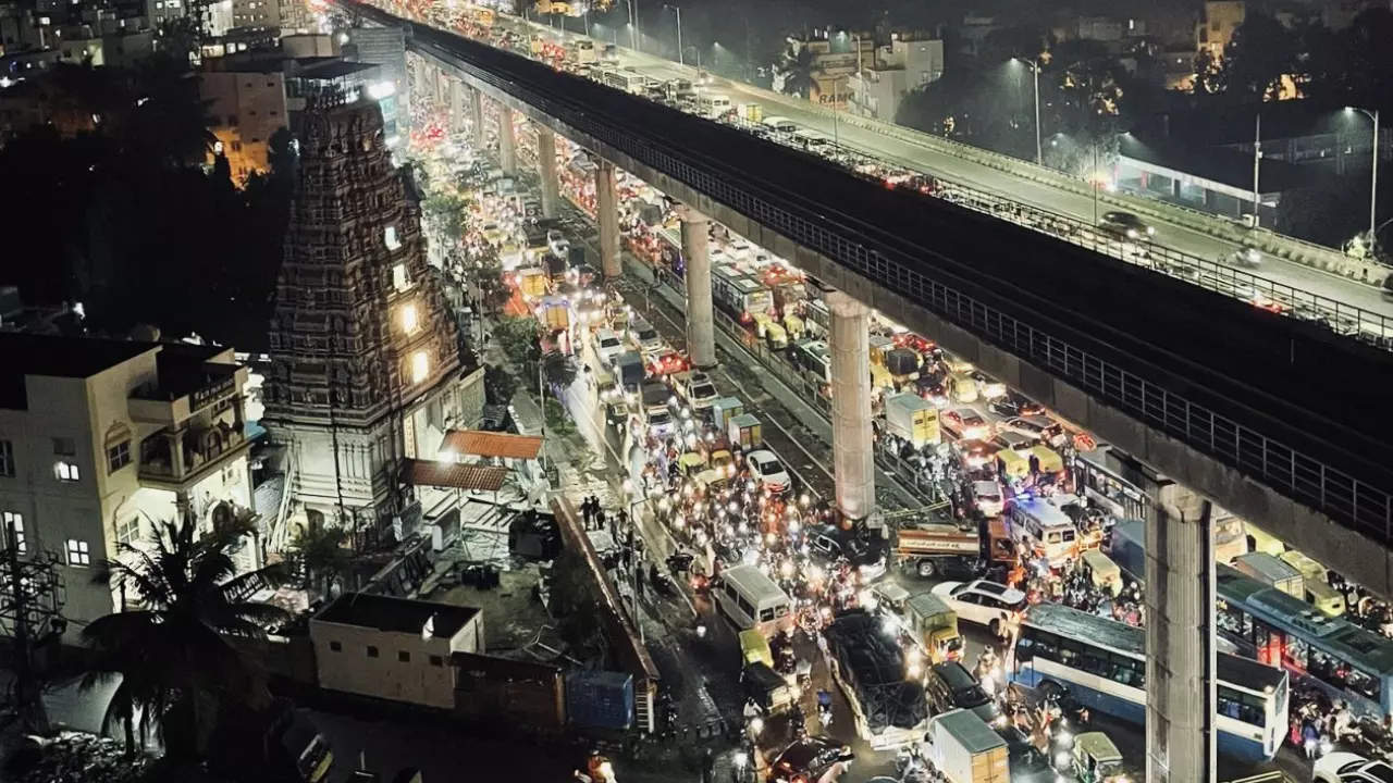 फ्लाईओवर पर लगा घंटों जाम, गाड़ी होते हुए भी घर की ओर पैदल भागे लोग, देखें VIDEO