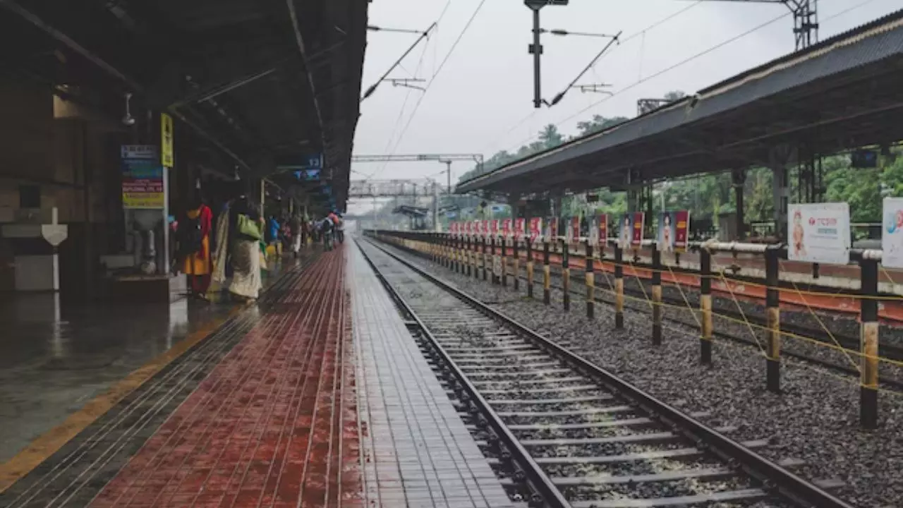 रेलवे स्टेशन जाने से पहले जान लें ये नियम, नहीं तो पड़ेगा महंगा; भरना पड़ सकता है जुर्माना