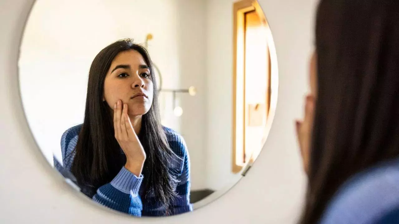 सर्दियों में क्यों रूखी हो जाती है स्किन, कैसे करें इसकी देखभाल, जानें एक्सपर्ट से